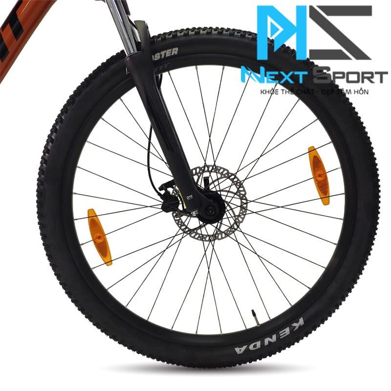 Xe đạp địa hình NSB MTB GIANT TALON 29 có bánh xe 29 inch, có gai chống trơn trượt tốt, di chuyển với tốc độ nhanh hơn